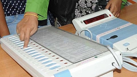 ভোটকর্মীর মৃত্যু হলে ৫০ লক্ষ টাকা ক্ষতিপূরণ ও একজনের চাকরির দাবিতে স্মারকলিপি বিভিন্ন শিক্ষক সংগঠনের