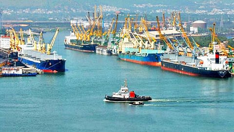 বন্দর বেসরকারিকরণ: বেকারত্ব ও জাতীয় নিরাপত্তা বিঘ্নিত হওয়ার আশঙ্কায় শ্রমিক ইউনিয়নগুলো