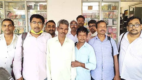 হাওড়া জেলা সিপিআই(এম) অফিসের সামনে দীপক পাঁজার সঙ্গে দলীয় কর্মীরা