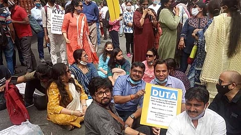 বকেয়া বেতনের দাবীতে দিল্লির রাজপথে ডুটার বিক্ষোভ
