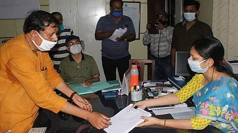 মনোনয়নপত্র জমা দিচ্ছেন সুশান্ত ঘোষ