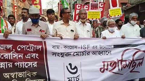 পেট্রোপণ্যের মূল্যবৃদ্ধির প্রতিবাদে কলকাতায় সংযুক্ত মোর্চার মিছিল