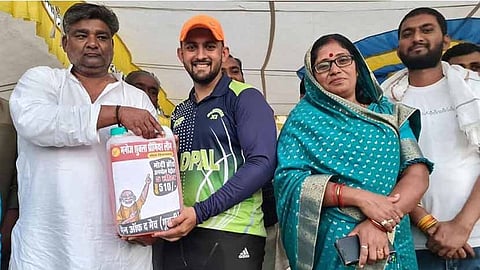 ক্রিকেট টুর্নামেন্টের ফাইনালে 'ম্যান অফ দ্য ম্যাচ'- পুরস্কার দেওয়া হল পাঁচ লিটার পেট্রোল