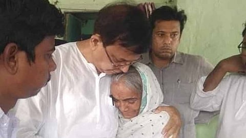 নিহত মইদুল ইসলামের মায়ের সঙ্গে মহম্মদ সেলিম