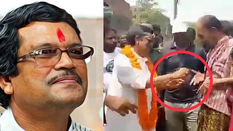 বৃদ্ধের হাতে কিছু একটা দিচ্ছেন শান্তিরাম মাহাতো