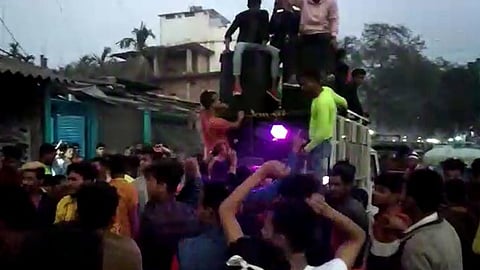 ট্যাবের টাকা অ্যাকাউন্টে ঢুকতে ডিজে বাজিয়ে ছাত্রদের নাচ