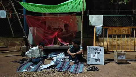 ধর্নায় পড়ুয়ারা