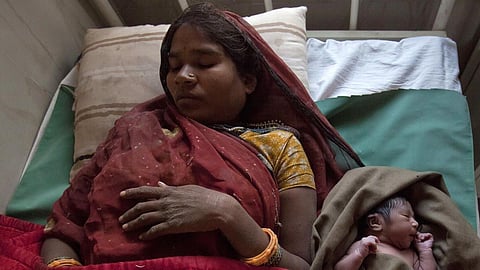 মাতৃত্বকালীন সুবিধা থেকে বঞ্চিত দেশের বড় অংশের মহিলারা: সমীক্ষা