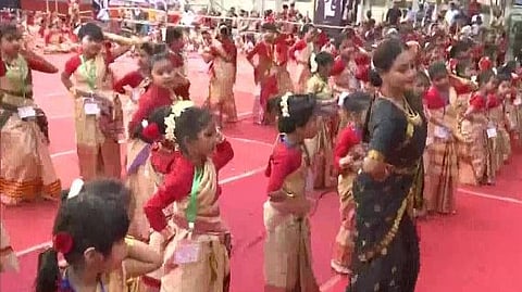 করোনা ভীতি নস্যাৎ করে বিহু উৎসবে মাতলেন আসামবাসী