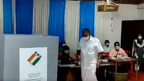 সকালেই নিজের ভোট দিলেন পিনারাই বিজয়ন