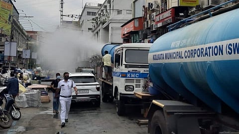 নিউমার্কেট এলাকায় কলকাতা পুরসভার সহায়তায় কলকাতা পুলিশের স্যানিটাইজ কার্যক্রম