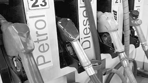 Petroleum Price Hike: একদিনের বিরতি নিয়ে আরও একদফা বাড়লো পেট্রোল ডিজেলের দাম