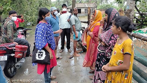 ছাড়েননি মাটি - 'যশ' বিধ্বস্ত নন্দীগ্রামে অসহায় মানুষদের পাশে মীনাক্ষী