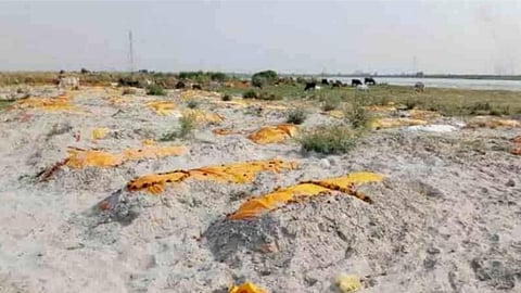 উন্নাও: বালিতে পুঁতে দেওয়া হচ্ছে করোনা আক্রান্তদের মৃতদেহ! ফের প্রশ্নের মুখে যোগী প্রশাসন