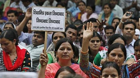 Uttar Pradesh: প্রতিশ্রুতি পূরণ হয়নি, ধর্মঘটে শিক্ষামিত্ররা