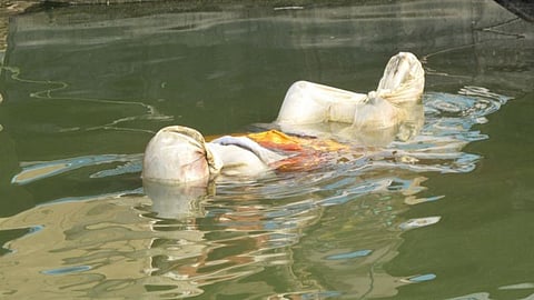 নদীতে ভাসমান কোভিড মৃতদেহর কারণে ছড়াচ্ছে করোনা সংক্রমণ ! ধন্দে বিশেষজ্ঞরা