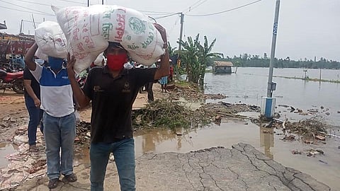 সংলগ্ন অঞ্চলে ত্রাণ বিলিতে রেড ভলান্টিয়ারস