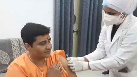 ভ্যাকসিন নিচ্ছেন প্রজ্ঞা ঠাকুর