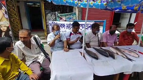 মাছ বিক্রি করে পশ্চিমবঙ্গ যাত্রা সম্মেলনের সদস্যদের প্রতিবাদ