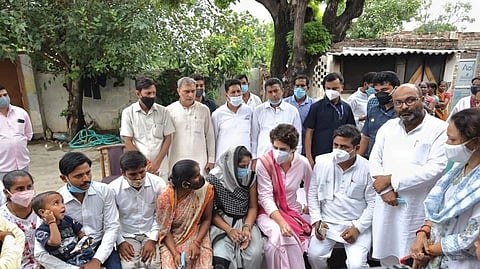 সাম্প্রতিক পঞ্চায়েত নির্বাচনে নিগৃহীতদের সঙ্গে প্রিয়াঙ্কা গান্ধী বঢরা