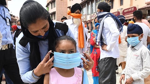 COVID-19: দৈনিক মৃত্যু সংখ্যা বেড়ে ৯১১, দেশে সক্রিয় কেস এখনও সাড়ে ৪ লাখের বেশি