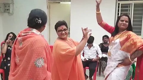 নাচছেন প্রজ্ঞা ঠাকুর