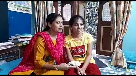 মায়ের সাথে রুমানা