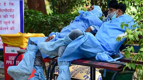 কাজের ফাঁকে বিশ্রাম নিচ্ছেন প্রথমসারির কোভিড যোদ্ধারা