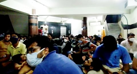 অবস্থানরত জুনিয়র ডাক্তাররা