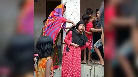 লালগোলা: সালিশি সভার বিধান, গৃহবধূকে বেঁধে মাথার চুল কেটে গোটা গ্রাম ঘোরাল গ্রামবাসীরা