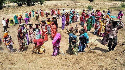 MNREGA: ঘুষ-অস্তিত্বহীন ব্যক্তির নামে টাকা জমা হওয়া, ৪ বছরে ৯৩৫ কোটি টাকা অপব্যয়ের অভিযোগ