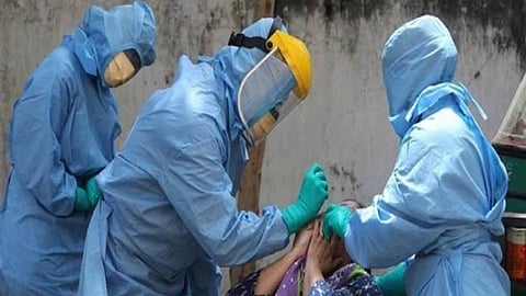 COVID-19: ২৪ ঘন্টায় দেশে আক্রান্ত প্রায় ৪৩ হাজার, একদিনে টিকাকরণ কমেছে ২৫ লক্ষ