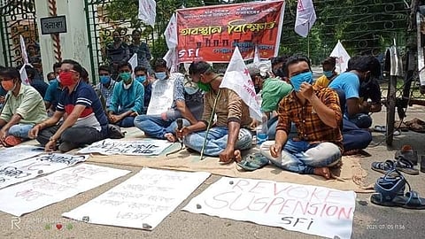 সাসপেন্ডেড ৩ SFI সদস্যের সাসপেনশন প্রত্যাহারের দাবিতে অবস্থান বিক্ষোভ