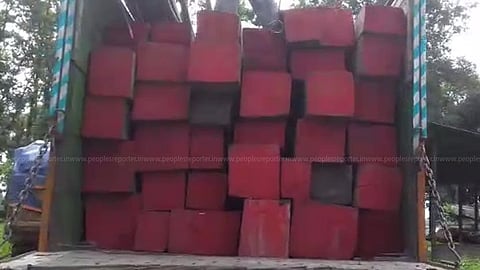 আটক চোরাই কাঠ