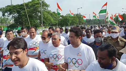 বিজেপির ম্যারাথন, পুলিশের অনুমতি ছাড়াই রেড রোডে দৌড়লেন দিলীপ ঘোষরা