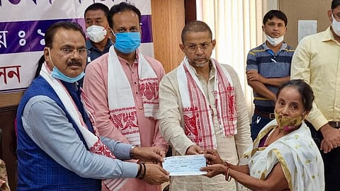 আর্থিক সহায়তা প্রদান করছেন চন্দ্র মোহন পাটোয়ারী