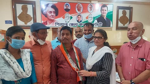 কংগ্রেস কর্মীদের সঙ্গে সুস্মিতা দেব