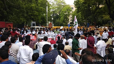 ভাইজাগ ষ্টীল প্ল্যান্ট বেসরকারীকরণের 
কেন্দ্রীয় সিদ্ধান্তের বিরোধিতা করে দিল্লিতে শ্রমিক কর্মচারীদের বিক্ষোভ