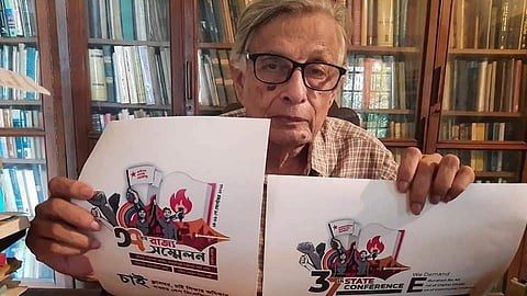 এসএফআই ৩৭ তম রাজ্য সম্মেলনের লোগো প্রকাশ করছেন ডঃ ইরফান হাবিব