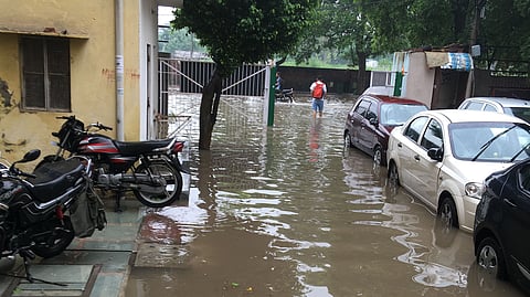 একটানা বৃষ্টিতে জলবদ্ধ দিল্লি শহর