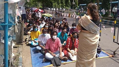 যাদবপুরে ফুটপাথে ক্লাস নিচ্ছেন অধ্যাপিকা নন্দিনী মুখার্জি