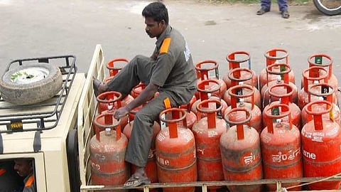 LPG Price: মধ্যবিত্তের চিন্তা বাড়িয়ে ফের ১৫ টাকা মূল্যবৃদ্ধি রান্নার গ্যাসের