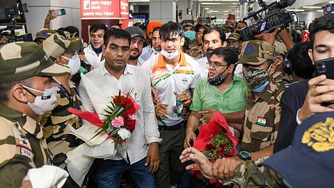 দিল্লি বিমান বন্দরে নীরজ চোপড়াকে নিয়ে উচ্ছ্বাস