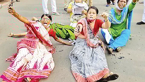 বিকাশ ভবনের সামনে ৫ শিক্ষিকা