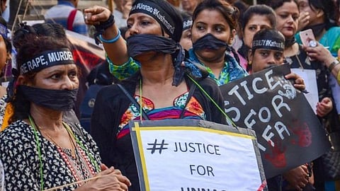 নিজের নিরাপত্তারক্ষীর দ্বারাই হেনস্থার শিকার উন্নাও গণধর্ষণ কান্ডের নির্যাতিতা, আদালতে মামলা দায়ের