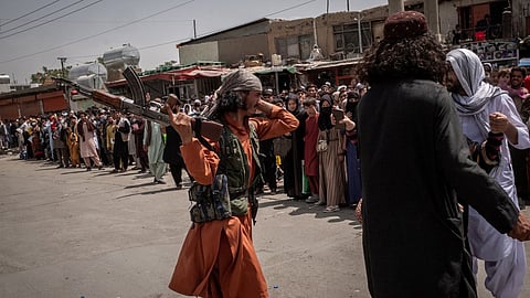 আফগানিস্তান বিমানবন্দরের বাইরে