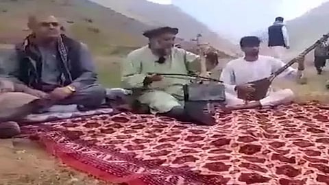 গান গাইছেন ফাওয়াদ আন্দারাবি