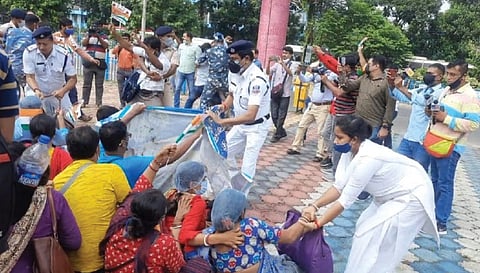 সেন্ট্রাল পার্কে ফের মেধাতালিকাভুক্ত আন্দোলনরত চাকরিপ্রার্থীদের উপর পুলিশের হানা
