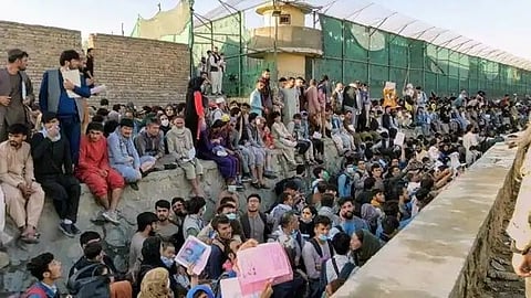 কাবুল বিমানবন্দরের বাইরে অপেক্ষা