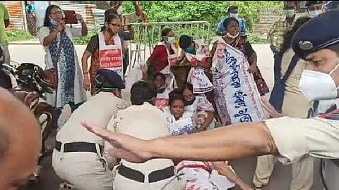 বিক্ষোভকারীদের সরানোর চেষ্টা করছে পুলিশ